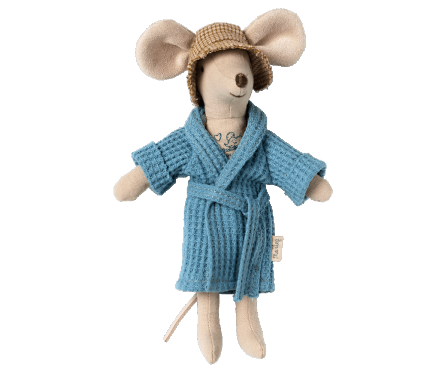 A plush toy mouse wearing a Maileg Extra Clothing: Bathrobe - Dusty Blue and a checkered hat. The mouse has light beige ears and a stitched nose. The blue robe, made from a cotton-polyester blend, is secured with a tie around its waist.