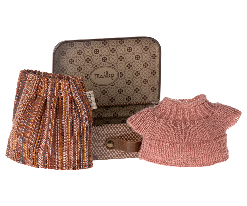 A small, open suitcase from the Maileg Set - Tea Party With Grandparents displays a tiny pink knitted sweater and a striped skirt with shades of brown and orange. The suitcase has a patterned interior with a "Maileg" logo on the inside lid, perfect for carrying your Grandparents Mice. A small brown strap is attached to the suitcase.