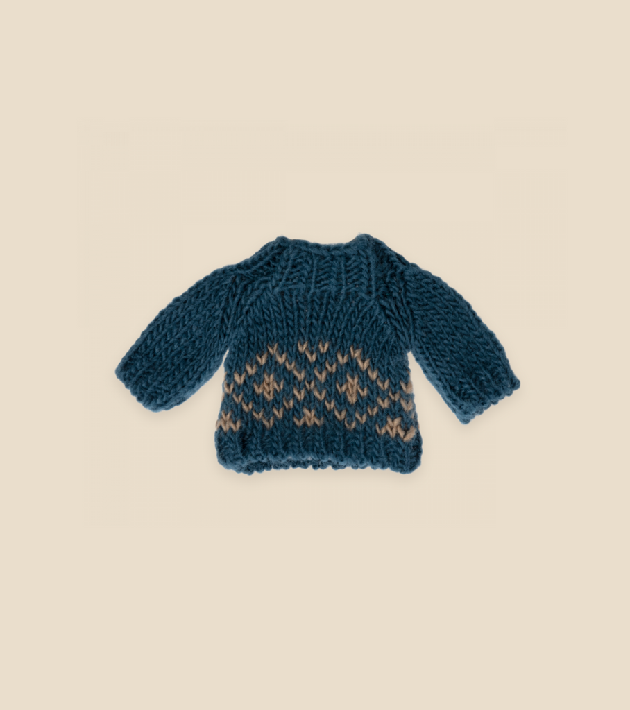 A hand-knitted Christmas sweater for a Dad Mouse, featuring long sleeves and a round neck. The blue sweater is adorned with a Scandinavian pattern and light beige detailing on the lower part, set against a plain beige background. This piece is part of the Maileg Extra Clothing collection.