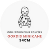 Illustration of a baby doll dressed in the Gigi Pink and White Checkered Ski Suit with a “Mitten” Pin, sitting inside a white circular background. The text below reads "Collection pour poupées Gordis Minikane 34 & 37cm.