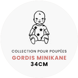 Illustration of a baby doll dressed in the Gigi Pink and White Checkered Ski Suit with a “Mitten” Pin, sitting inside a white circular background. The text below reads "Collection pour poupées Gordis Minikane 34 & 37cm.