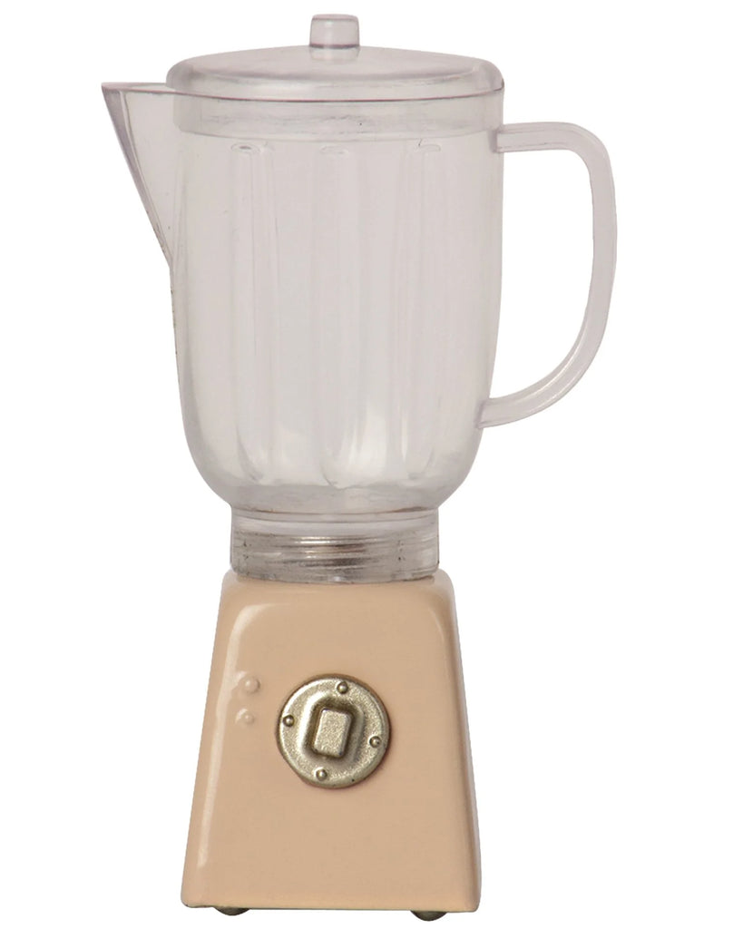 A Maileg Miniature Blender with a transparent glass pitcher and a beige base. The base features a single metallic dial and a small button, giving it a retro appearance. Perfect for pretend play, the blender has a clear plastic lid and a handle for easy pouring.